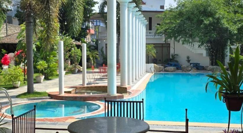 Club Denovo Otel Butwal Dış mekan fotoğraf