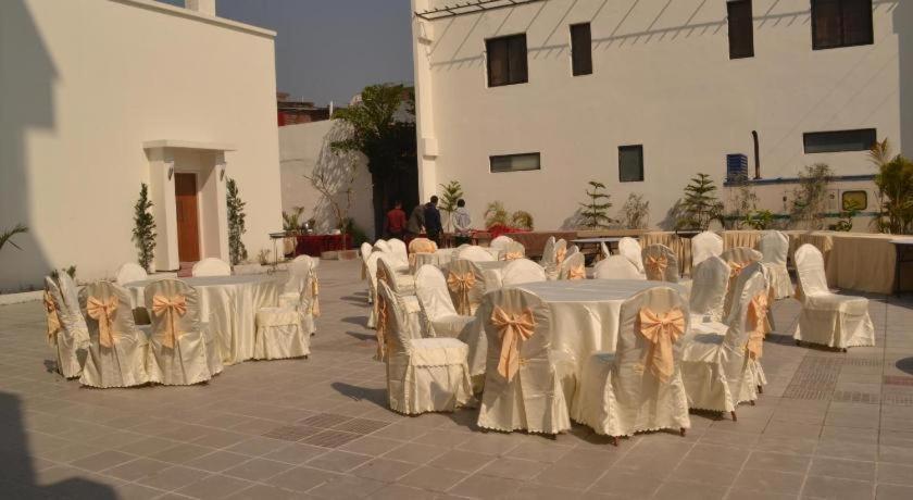 Club Denovo Otel Butwal Dış mekan fotoğraf