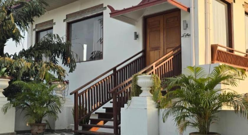 Club Denovo Otel Butwal Dış mekan fotoğraf