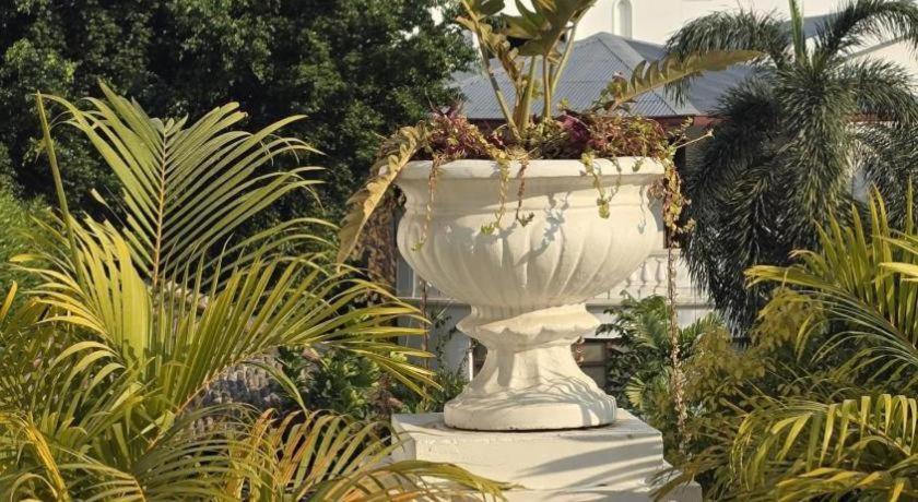 Club Denovo Otel Butwal Dış mekan fotoğraf