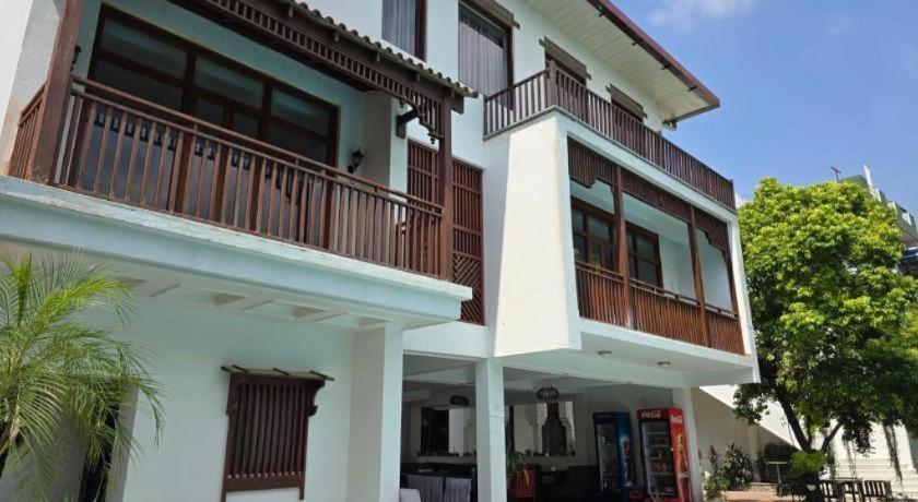 Club Denovo Otel Butwal Dış mekan fotoğraf