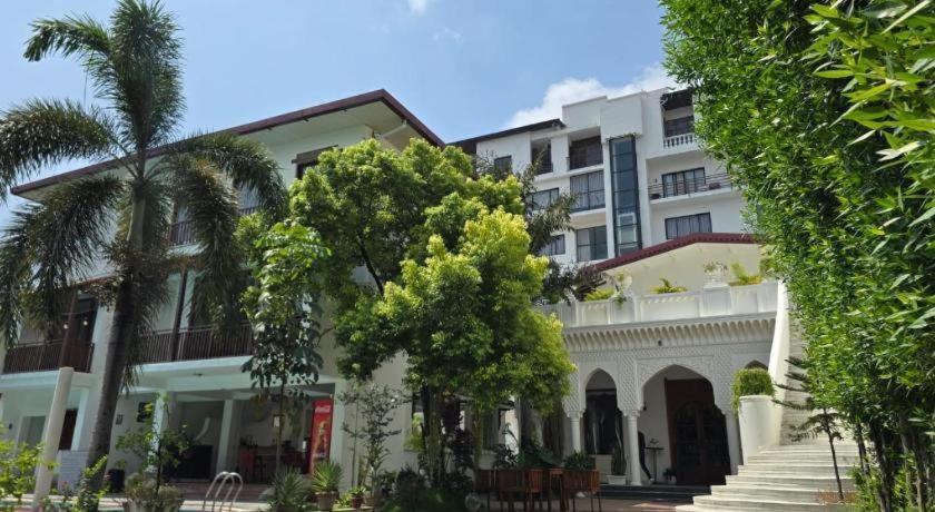 Club Denovo Otel Butwal Dış mekan fotoğraf