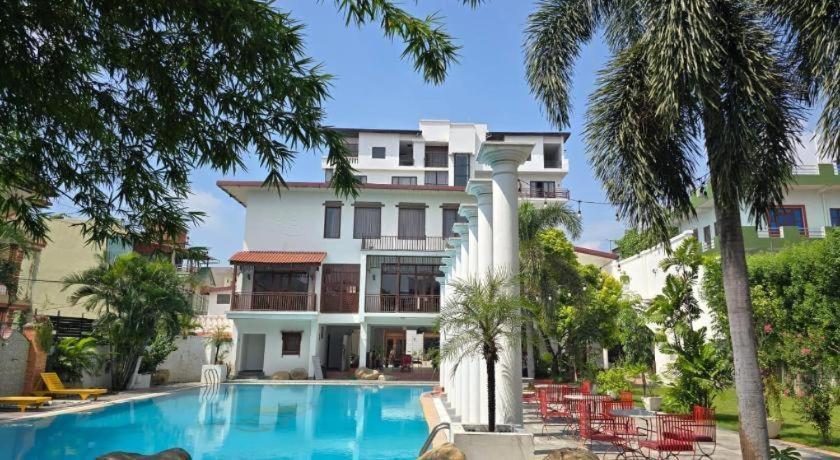 Club Denovo Otel Butwal Dış mekan fotoğraf
